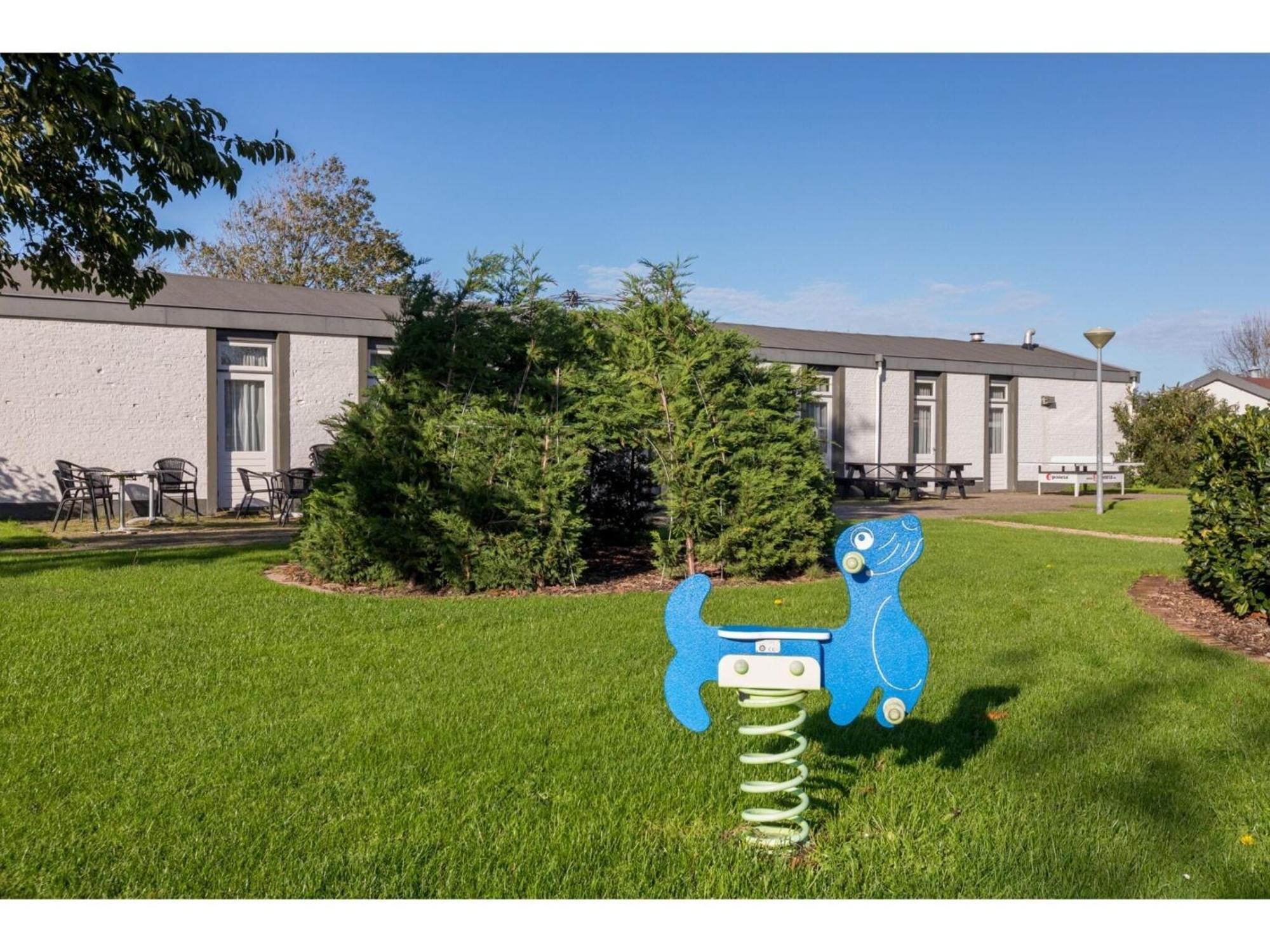 Family House On A Small Park With A Large Playing Field 세로스케르커 외부 사진