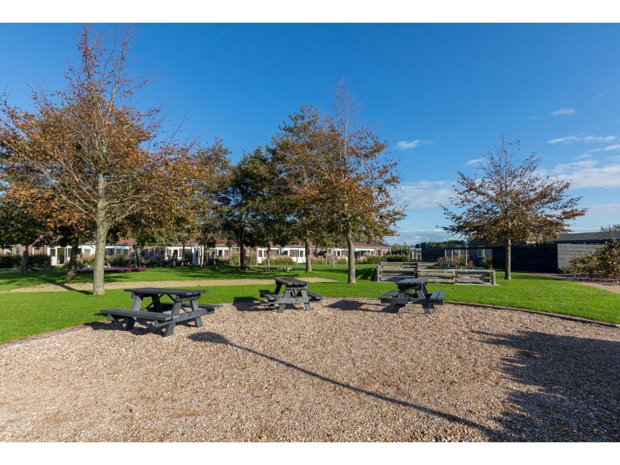 Family House On A Small Park With A Large Playing Field 세로스케르커 외부 사진