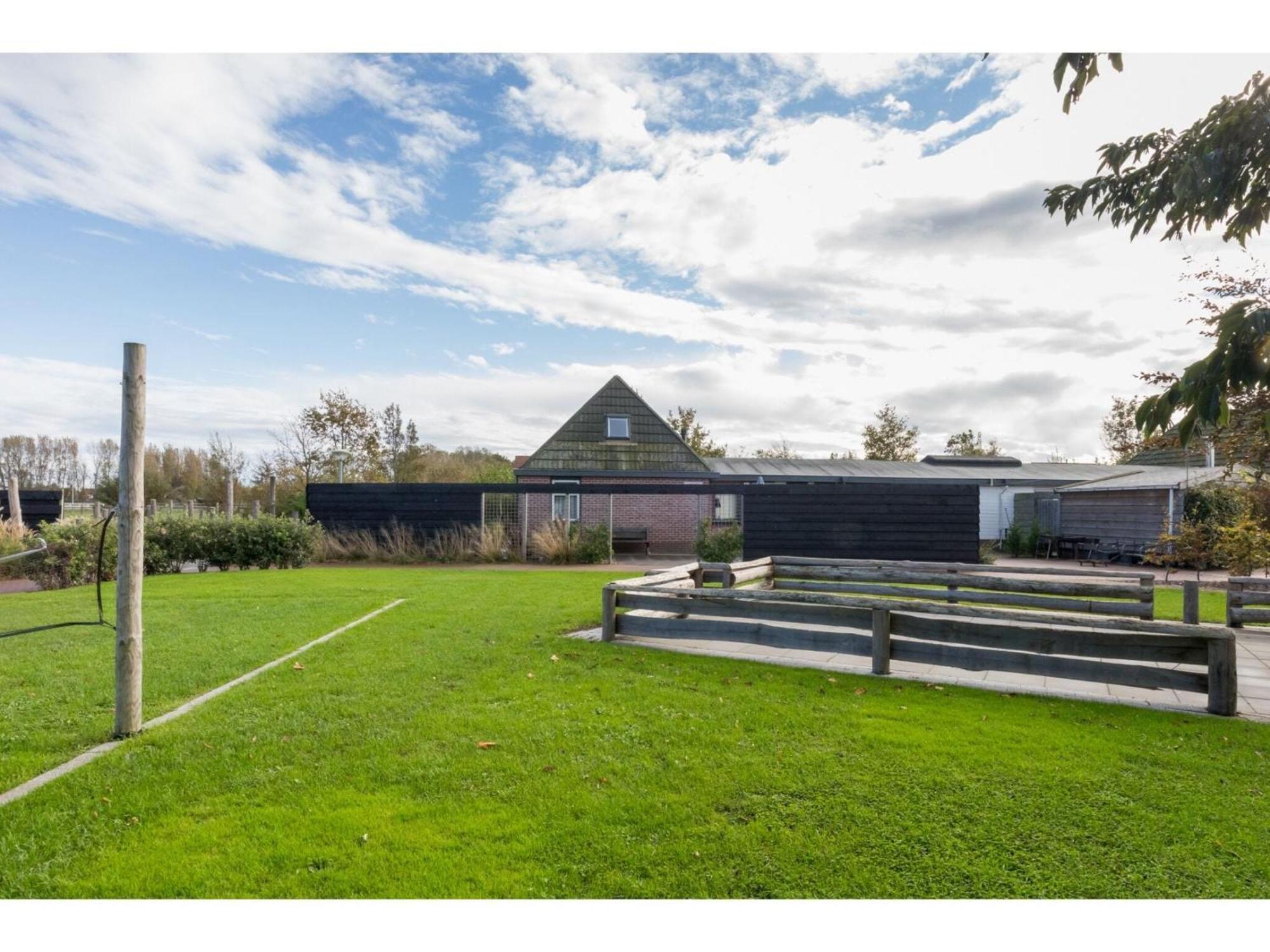 Family House On A Small Park With A Large Playing Field 세로스케르커 외부 사진